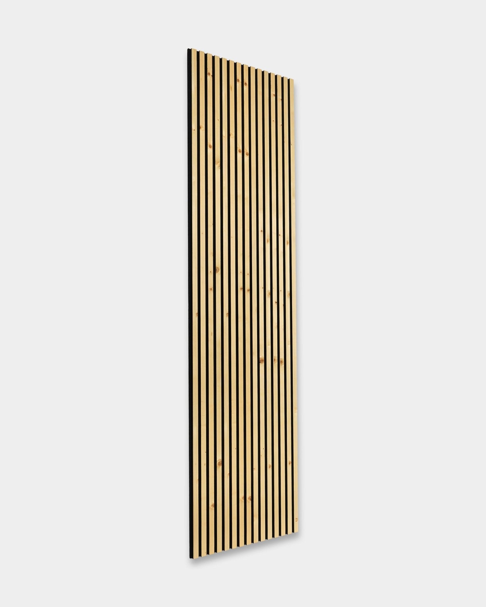 WoodUpp Akupanel Rustic Alp 300x60cm Akustikpaneel mit vertical hellen Holzlamellen auf einer black Rückwand, montiert an einer weißen Wand. Nordisches minimalistisches Design.